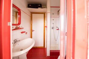 Regadera, secadora de cabello, bidet, toallas 