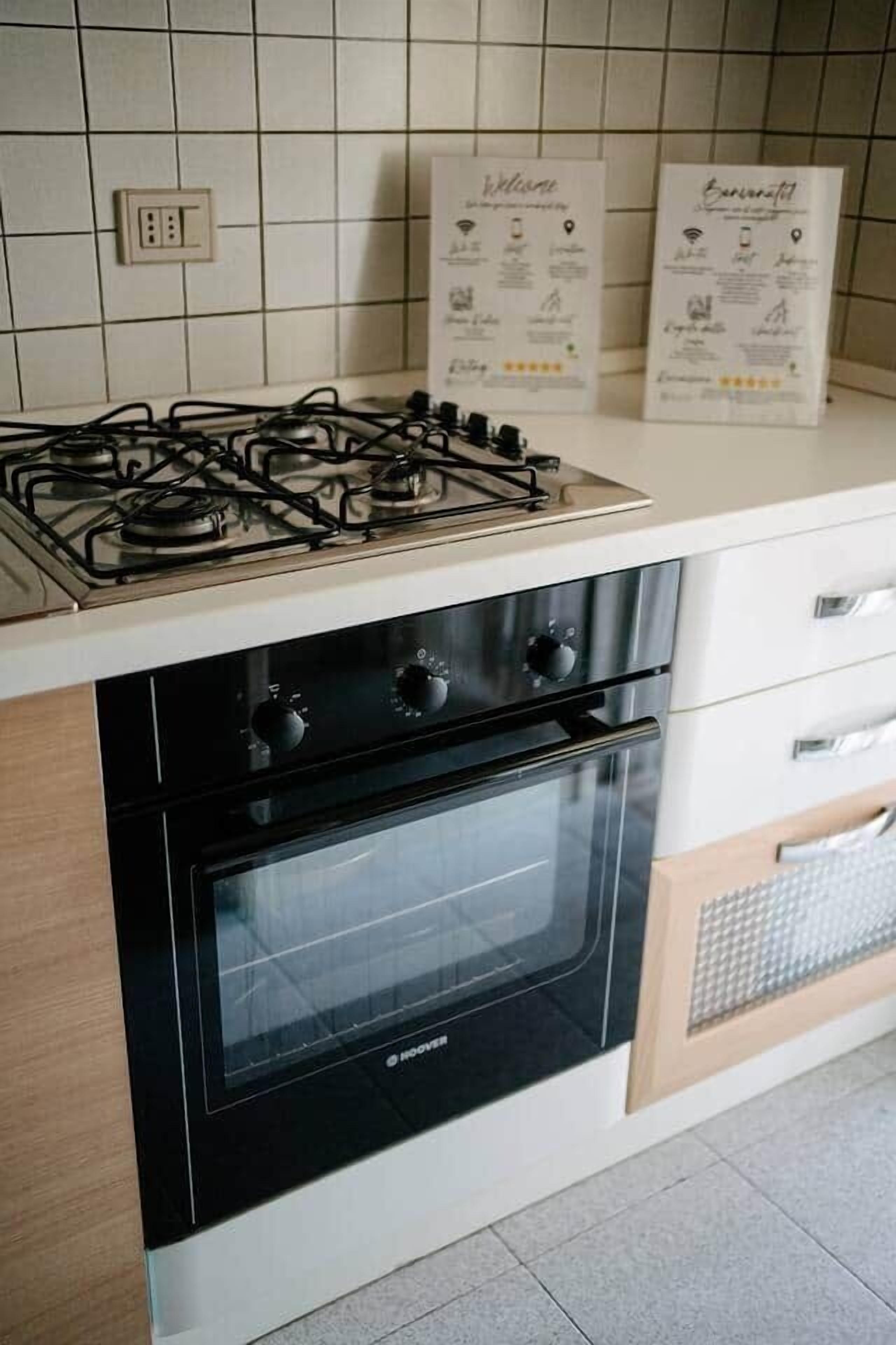 Frigorifero, microonde, forno, piano cottura