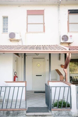 Exterior detail - Sun House (Villaggio Carrao)
