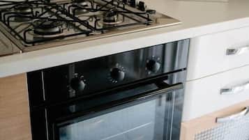 Een koelkast, een magnetron, een oven, een kookplaat