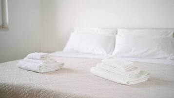 2 bedrooms, iron/ironing board, bed sheets