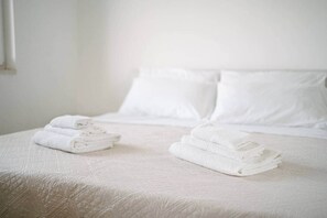 2 chambres, fer et planche à repasser, draps fournis