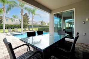 屋外ダイニングエリア