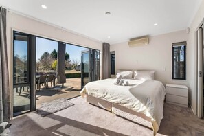 4 habitaciones, tabla de planchar con plancha, wifi y ropa de cama