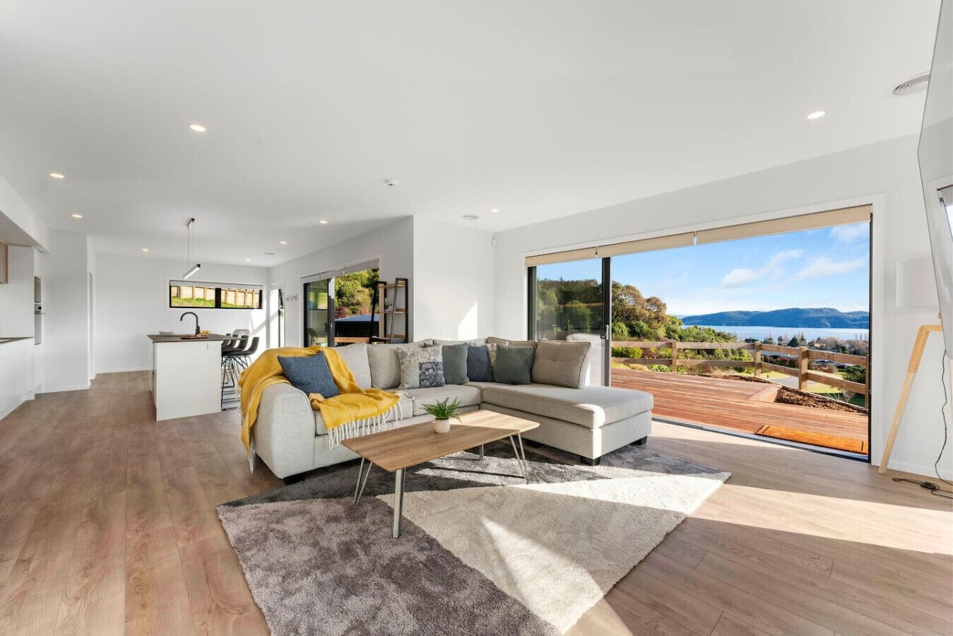 Televisión y chimenea 