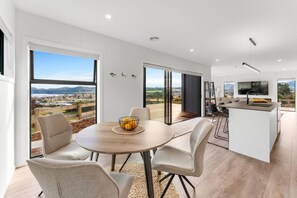 Dining - Kinloch Lookout - Lake Taupo (Kinloch)