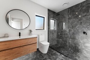 Bathroom - Kinloch Lookout - Lake Taupo (Kinloch)