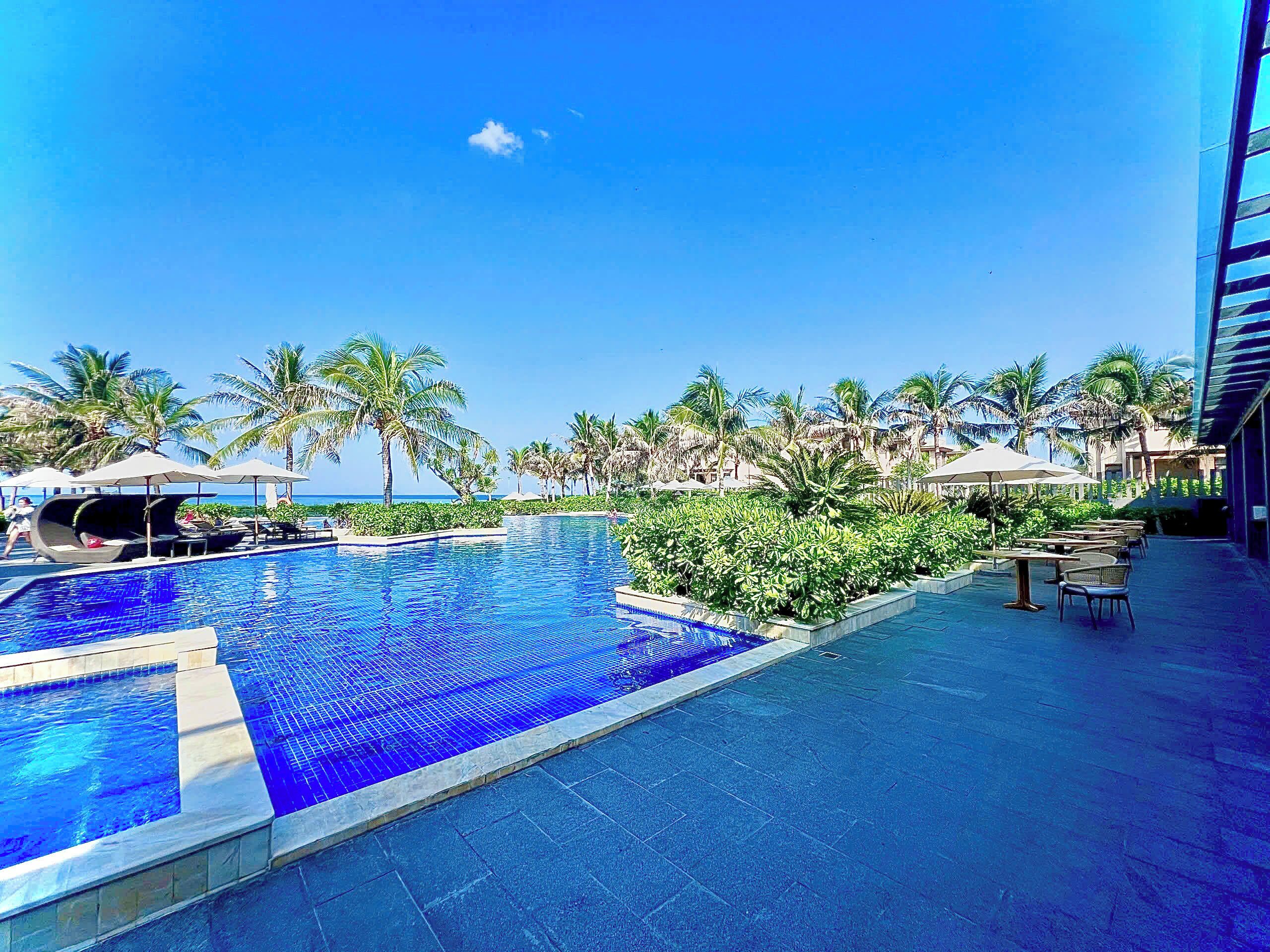 Outdoor pool, open 6:00 AM to 6:00 PM, pool umbrellas, sun loungers