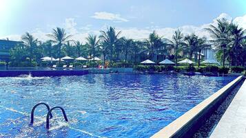 Kolam renang outdoor, dengan payung kolam renang dan kursi berjemur