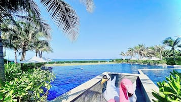 Ulkouima-allas avoinna 6.00–18.00, aurinkovarjoja, aurinkotuoleja