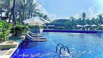 Piscina externa, funciona das 6h às 18h, guarda-sóis, espreguiçadeiras