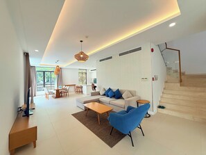 Panoramic-Villa, Strandnähe | Wohnbereich | 65-Zoll-Flachbildfernseher mit Digitalempfang