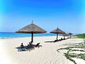 Private beach, white sand, free beach shuttle, sun-loungers - Deluxe Villa Beach Front (Cam Lam)