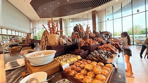 Een buffet met diverse gebakjes en een grote kom soep.