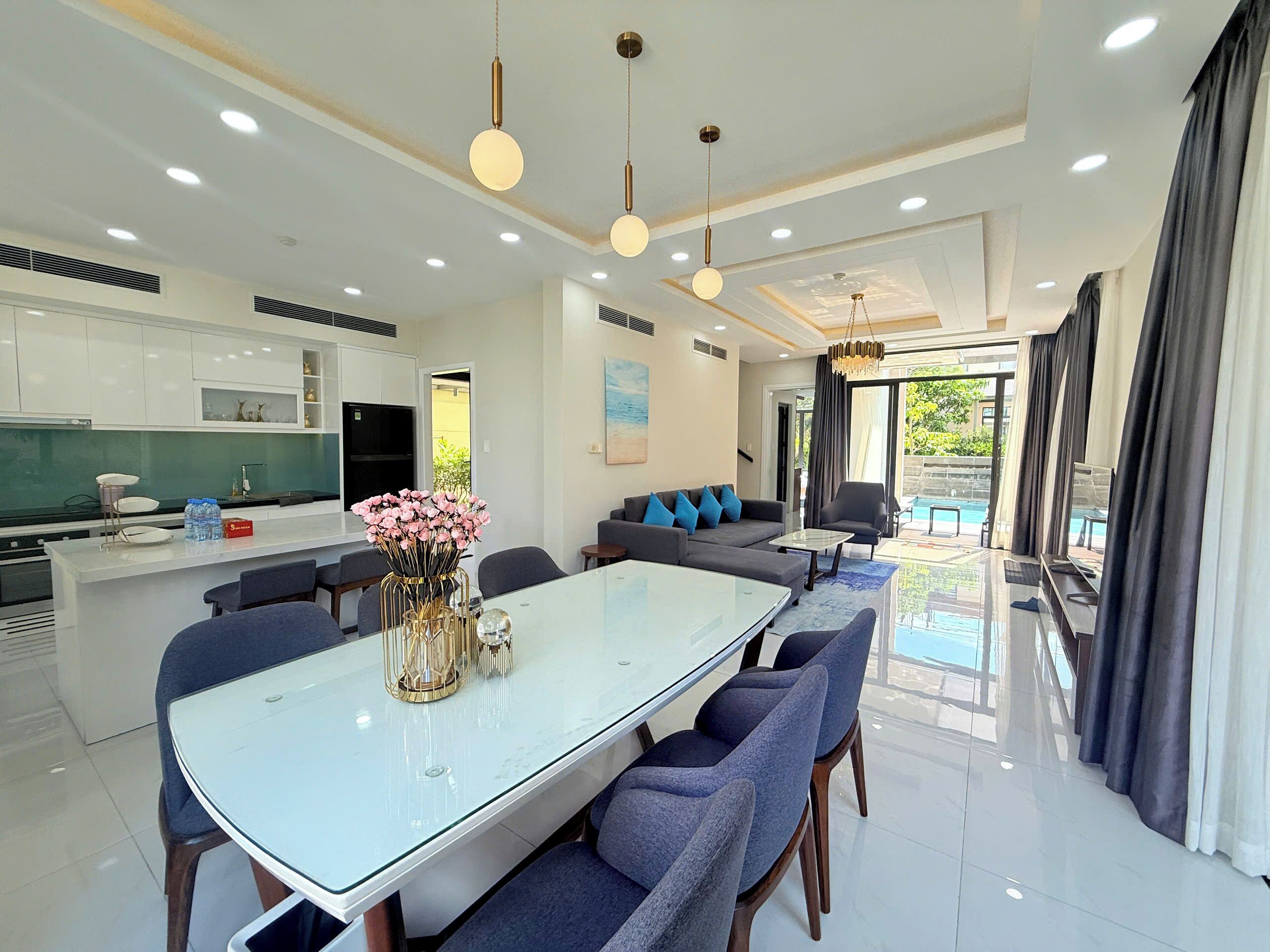 Deluxe Villa, Beachside | In-room dining