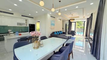 Deluxe Villa, Beachside | In-room dining