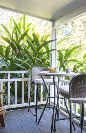 Outdoor dining - Elysian Escape  - 4 Pools, Lakeside, Raffertys Resort (Cams Wharf)