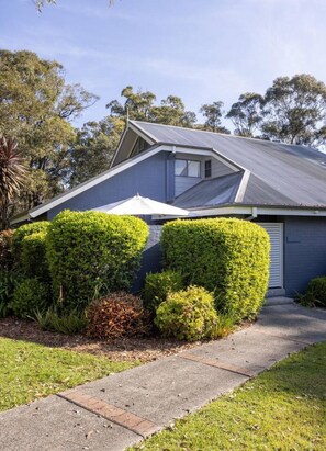 Exterior - Elysian Escape  - 4 Pools, Lakeside, Raffertys Res (Cams Wharf)