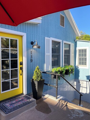 The Yellow Door- Charming cottage in old Bisbee.