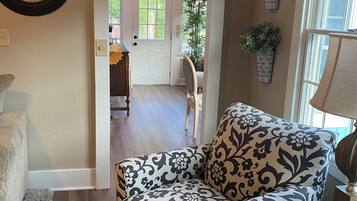 Una televisión, una chimenea