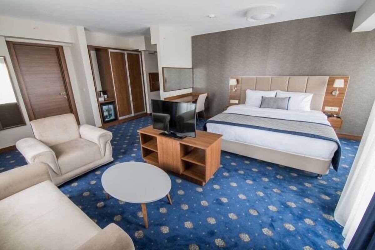 Standard Suite, Balcony, Mountain View | Desk, free WiFi