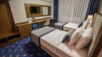 Standard Twin Room | Desk, free WiFi