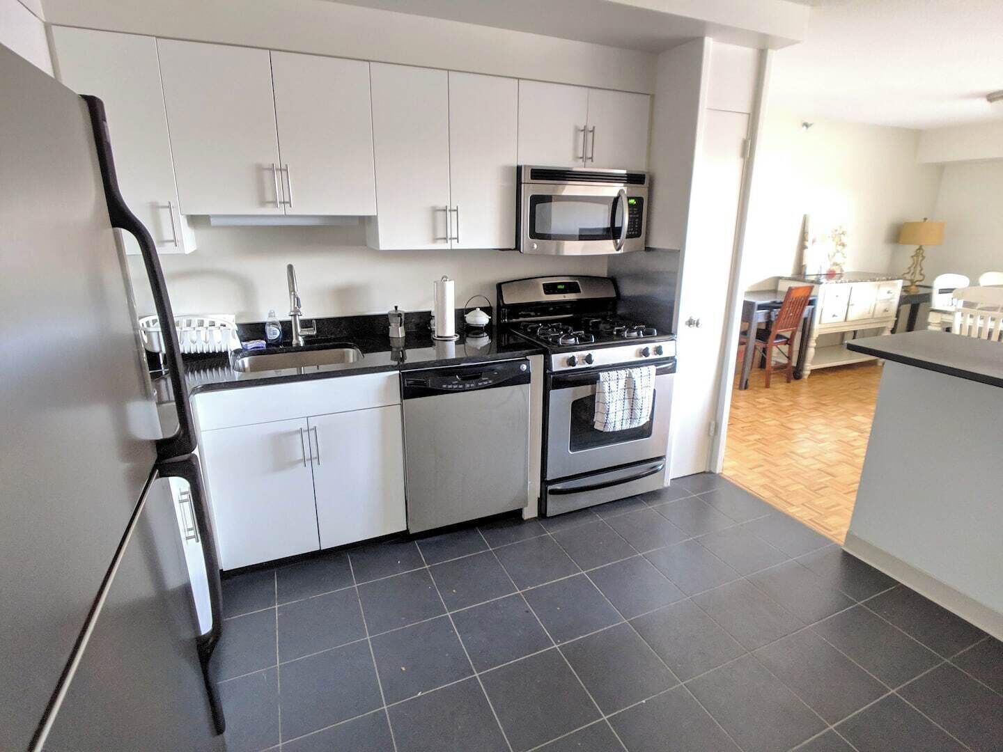 Een koelkast, een microgolfoven, een oven, een kookplaat