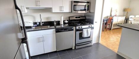 Een koelkast, een microgolfoven, een oven, een kookplaat