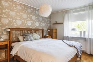 5 bedrooms, iron/ironing board, travel cot, WiFi