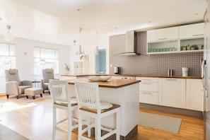 Wasserkocher mit Kaffee-/Teezubehör, Kühlschrank, Mikrowelle, Ofen