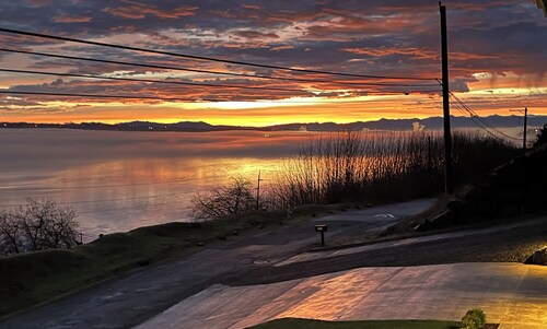 Industrial modern house with Water Views – Ideal Tacoma Getaway