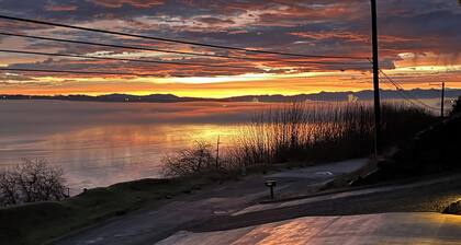 Industrial modern house with Water Views – Ideal Tacoma Getaway