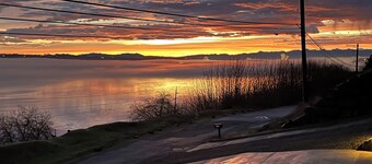 Industrial modern house with Water Views – Ideal Tacoma Getaway