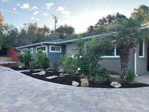 Property grounds - Backyard Paradise in Charming Santa Barbara with 4 bedrooms! (Santa Barbara)