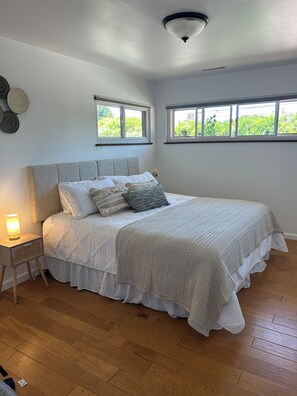 4 bedrooms, iron/ironing board, WiFi, bed sheets - Backyard Paradise in Charming Santa Barbara with 4 bedrooms! (Santa Barbara)