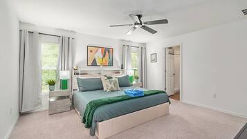 4 slaapkamers, een bureau, een strijkplank/strijkijzer, reisbedje