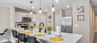 Spacious family 4BR near WEC I Full Kitchen I EV Charger.