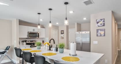 Spacious family 4BR near WEC I Full Kitchen I EV Charger.