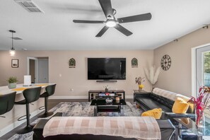 Smart TV - Spacious family 4BR near WEC I Full Kitchen I EV Charger. (Ocala)