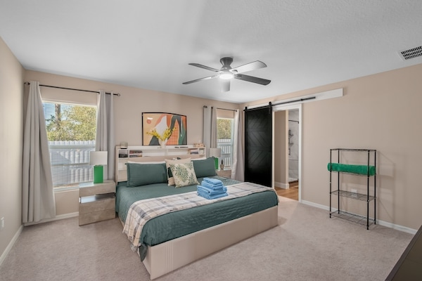 4 bedrooms, desk, iron/ironing board, travel cot