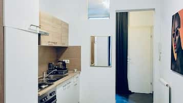 Kühlschrank, Ofen, Herdplatte, Wasserkocher mit Kaffee-/Teezubehör