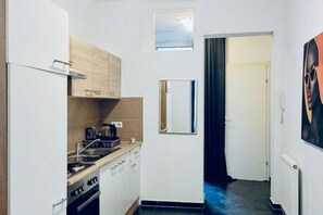 Fridge, oven, stovetop, coffee/tea maker