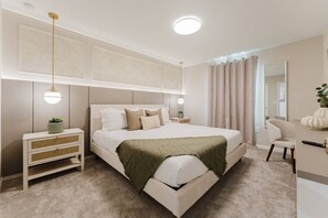 Une chambre moderne avec un grand lit, des tables de chevet, une chaise et un miroir.