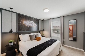 7 Schlafzimmer, Schreibtisch, Bügeleisen/Bügelbrett, Reisekinderbett