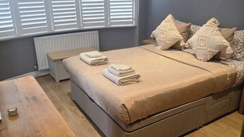 4 bedrooms, desk, iron/ironing board, travel crib
