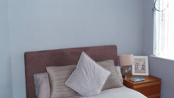 4 chambres, bureau, fer et planche à repasser, lit parapluie