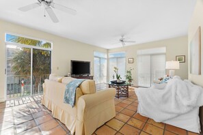 TV, books - New listing 1/2 Block From Siesta key Village & The Beach! (Siesta Key)