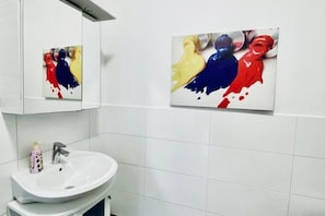 Shower, hair dryer, towels, soap - Comfortable Room by Währinger Park, Shared Apt (Vienna)