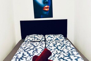 1 bedroom, bed sheets