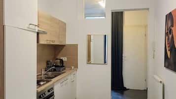 Coffee/tea maker, fridge, oven, stovetop